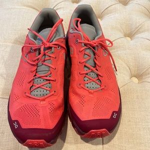 ON Sneakers Women’s Size 9 worn twice.  In very good condition.